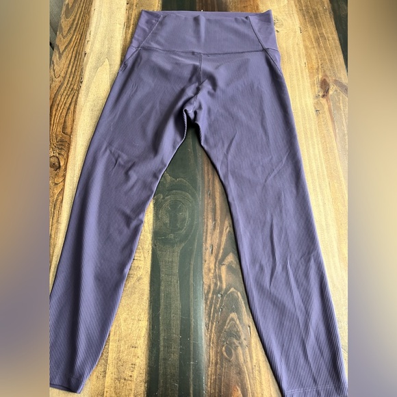 Old navy active maternity leggings - Picture 2 of 2